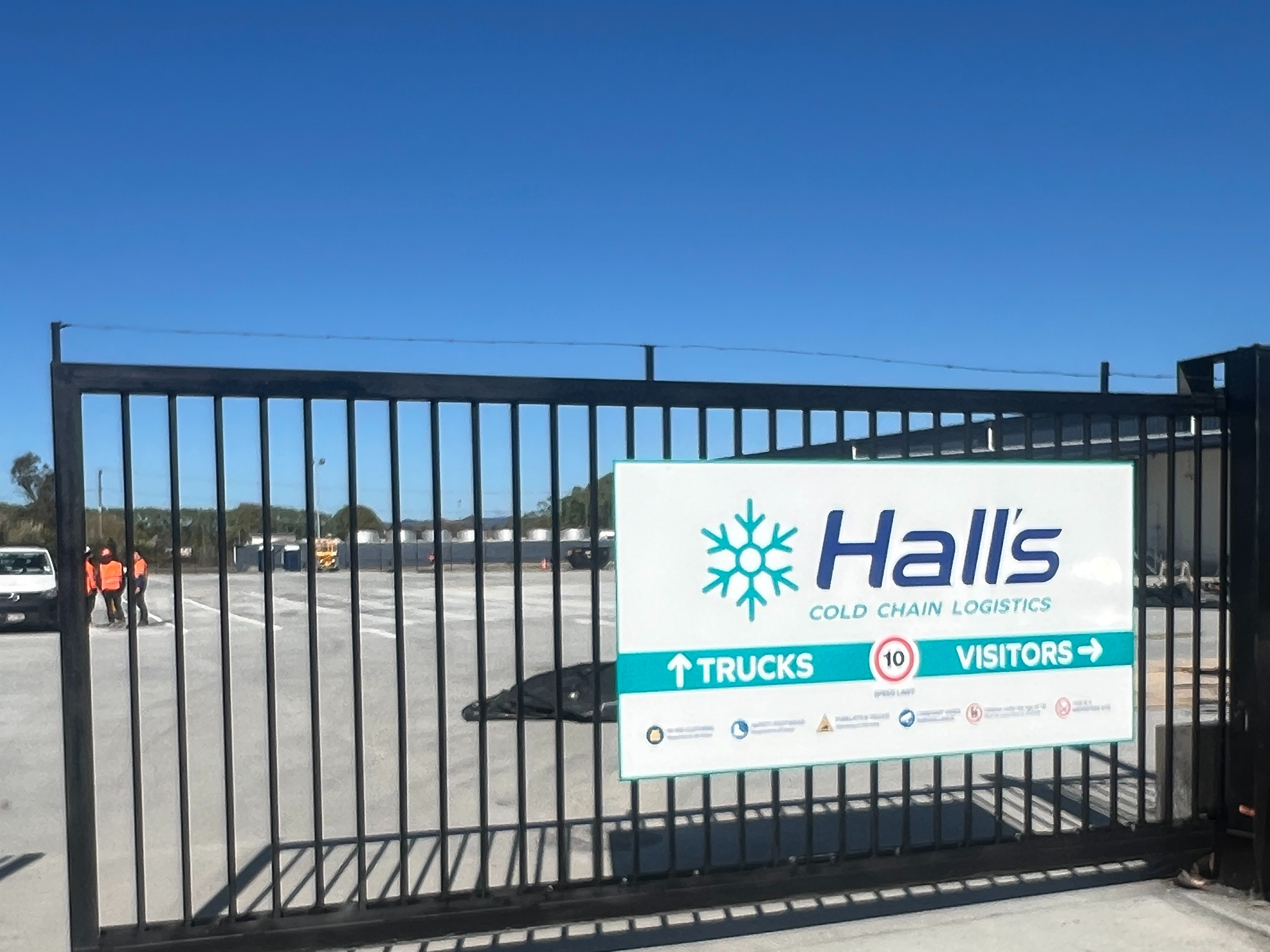 Hall’s Horotiu directional gate signage